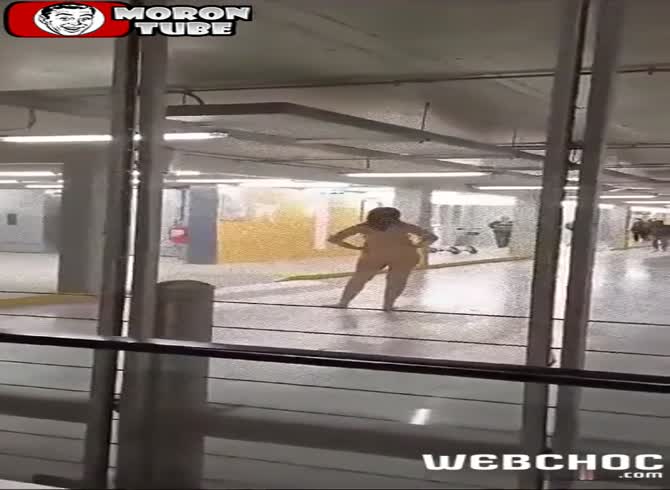 Video :A nude lady attacks onlookers by hurling herself at them